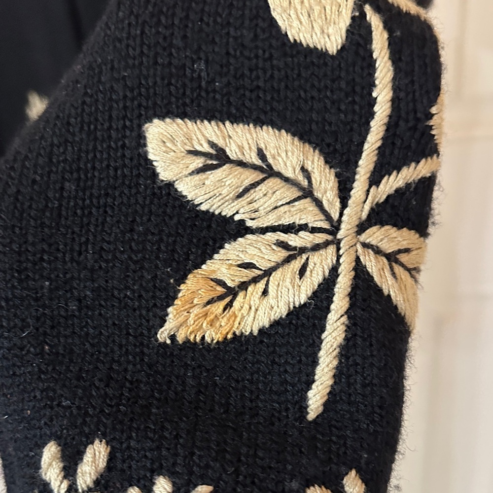 Elegant Black Floral Embroidered sweater coat - Picture 6 of 6